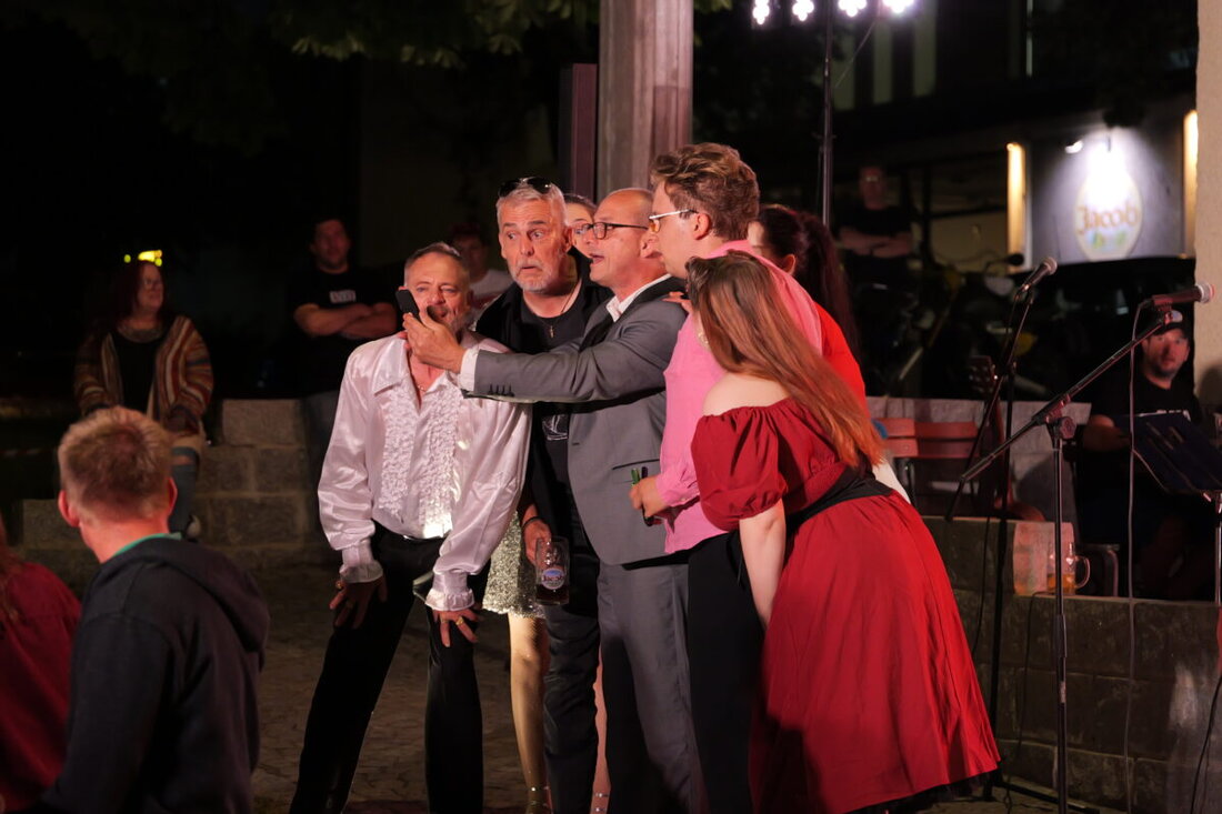 Winklarn. Das OVIGO Theater präsentiert "Dinner mit Singer", eine Musical-Komödie mit 3-Gänge-Menü und Live-Musik, am 1. August in Winklarn. Es gibt noch Restkarten, die Vorstellung am 2. August ist ausverkauft.