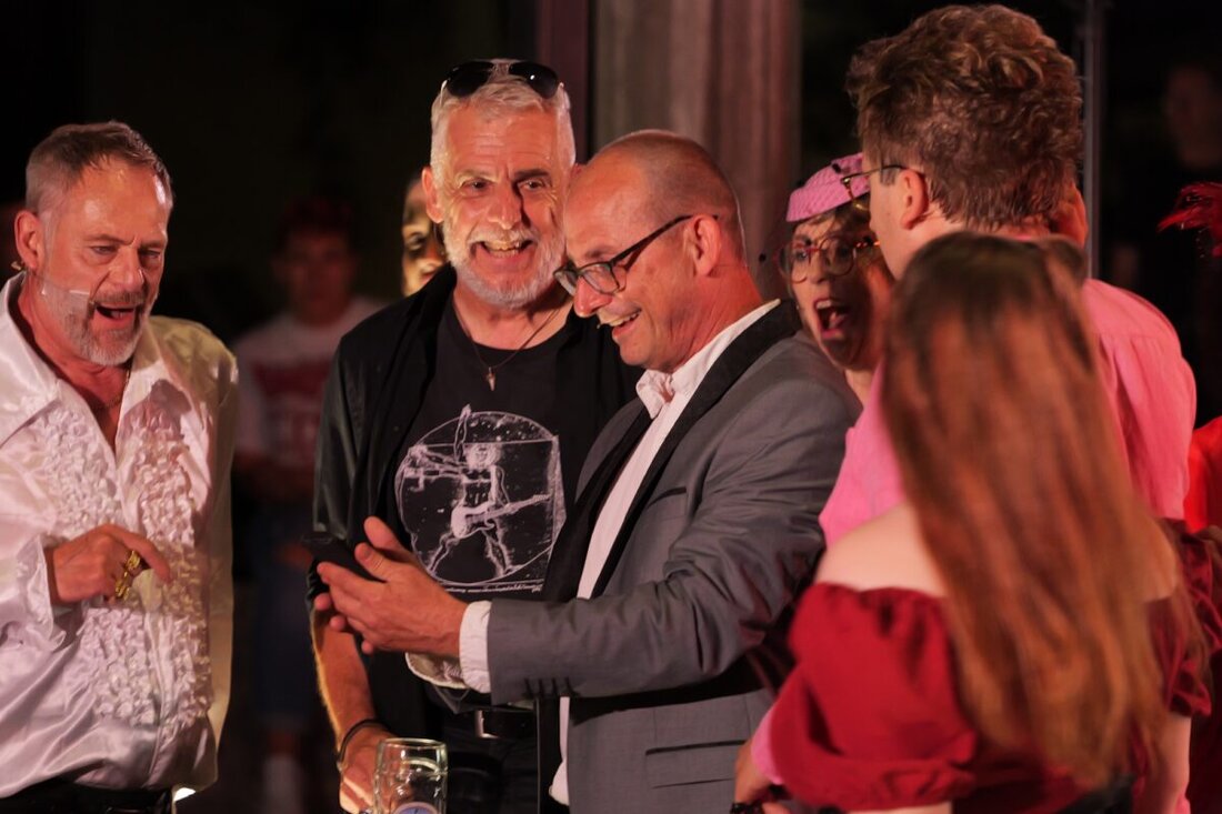 Weiherhammer. Das OVIGO Theater begeisterte mit dem Musical-Dinner Dinner mit Singer im Elements. Live-Band, starke Stimmen und ein Crashkurs für Liebeslieder sorgten für Hochzeitsfieber.