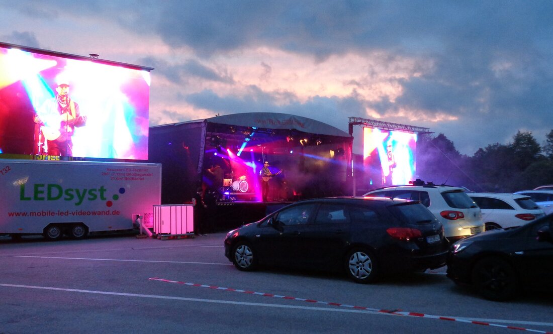 Windischeschenbach. Django 3000 Frontsänger Kamil Müller brachte es schlichtweg auf den Punkt: „Was für eine verrückte Zeit aber wenn es keine Musik mehr gibt dann können wir alle einpacken“. Die [&hellip;]