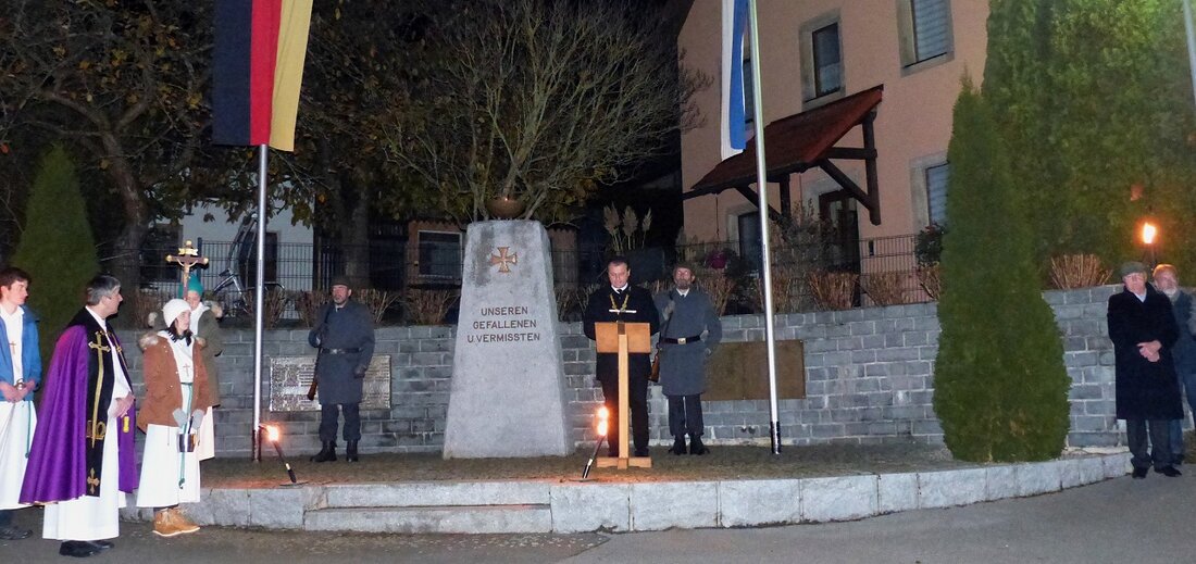 Döllnitz/Leuchtenberg. Beim Gedenken des Volkstrauertages an den Kriegergedächtnisstätten in Döllnitz und Leuchtenberg sprach Bürgermeister Anton Kappl mahnende Worte.  Von Sieglinde Schärtl Bürgermeister Anton Kappl dankte den Soldaten-, Reservisten- und Kriegerkameradschaften [&hellip;]