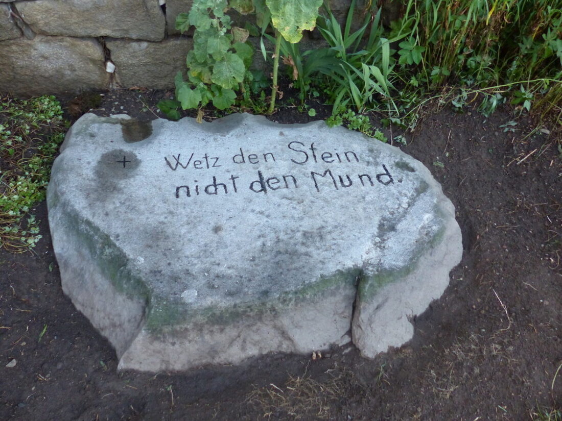 Döllnitz. "Wetz den Stein und nicht den Mund“, so ist es in Döllnitz in Stein gemeißelt zu lesen. Am Dorfbrunnen ist der Schleifschalenstein mit den ausgebrochenen Schleifschalen zu sehen. Vor 50 Jahren wurde der Stein wieder freigelegt und seitdem ist er wieder für alle zu sehen. 