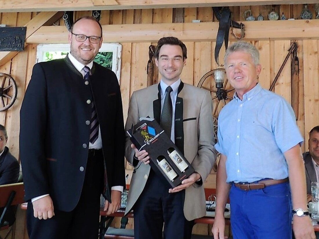 Windischeschenbach. “Herzlichen Glückwunsch Dr. Stephan Oetzinger” hat es am Donnerstagabend bei der CSU-Kreistagsfraktion geheißen. Landrat Andreas Meier und die CSU-Kreisräte freuten sich mit ihrem Vorsitzenden über die abgelegte Promotion. Neben [&hellip;]