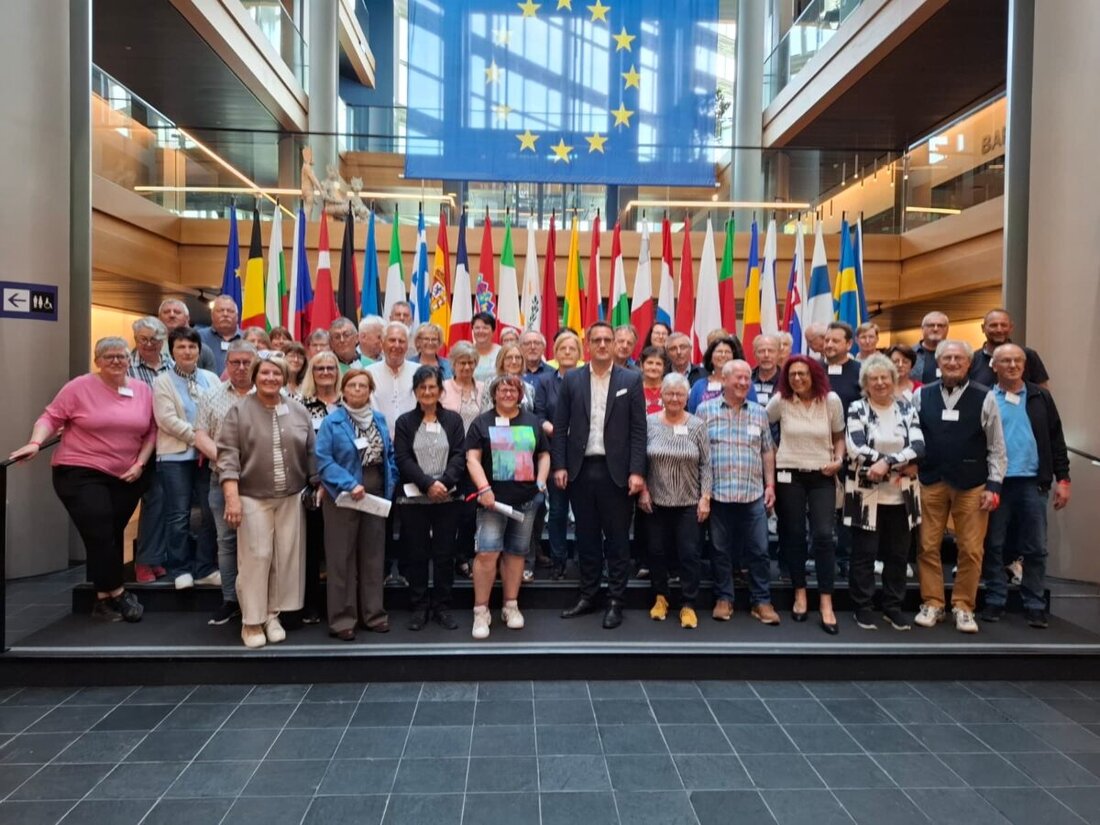 Straßburg. Eine Besuchergruppe aus Brand hat das Europäische Parlament besucht und Christian Doleschal getroffen. Themen waren der EU-Haushalt ab 2028, Energiepreise mit AccelerateEU und die EU-Entwaldungsverordnung.