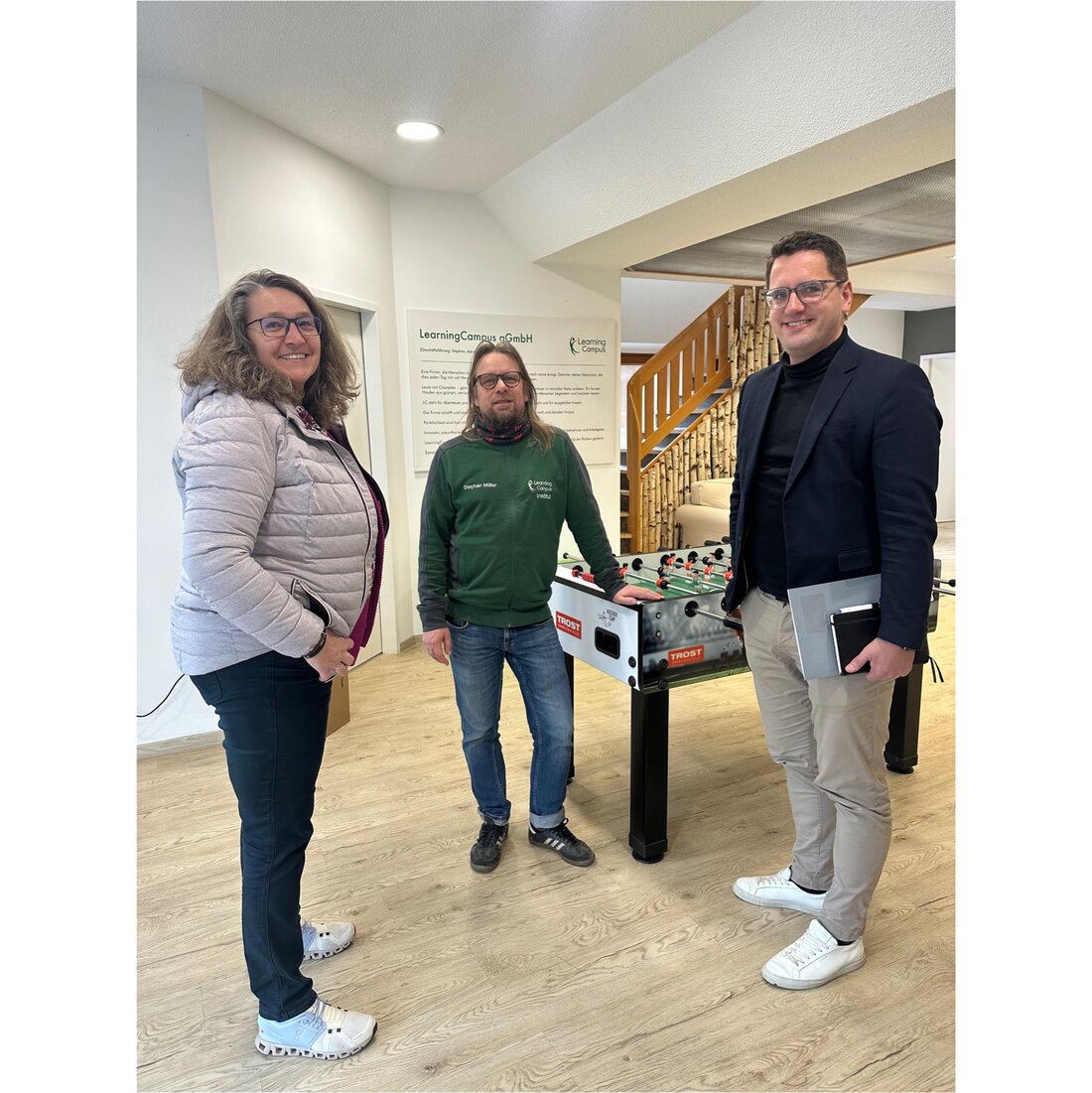 Trabitz. Der Learning Campus hat sich zu einem europaweit vernetzten Bildungsunternehmen entwickelt. Europaabgeordneter Doleschal besuchte den Campus und unterstützt den Fokus auf KI und grenzüberschreitende Projekte.