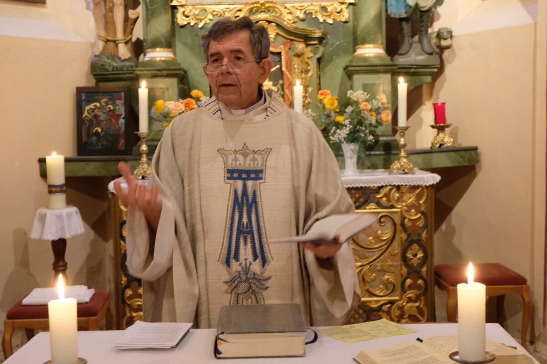 Floß. Die über 300 Jahre alte St.-Nikolauskirche wurde aufwendig saniert, und dank Spenden finden von Mai bis November donnerstags um 18 Uhr Rosenkranz und Messe im Gedenken an Verstorbene statt.