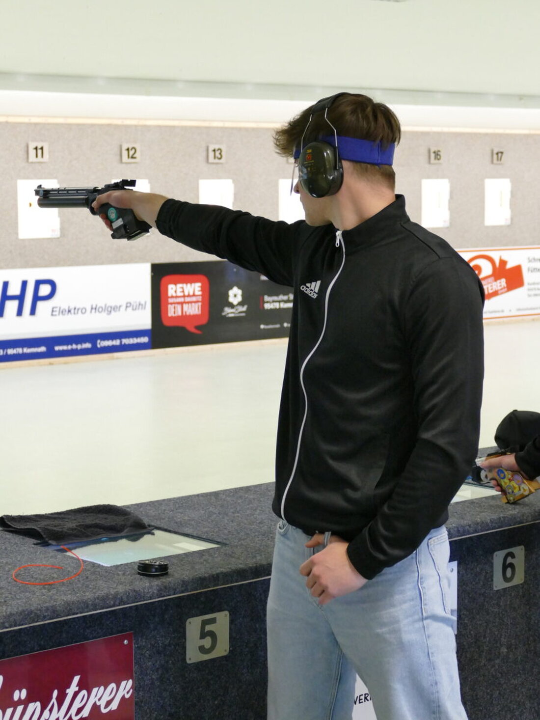 Kastl. Mit zwei erkämpften 3:2-Erfolgen ist das Pistolenteam der Kastler Sportschützen in die neue Saison der Bayernliga-Luftpistole gestartet. 