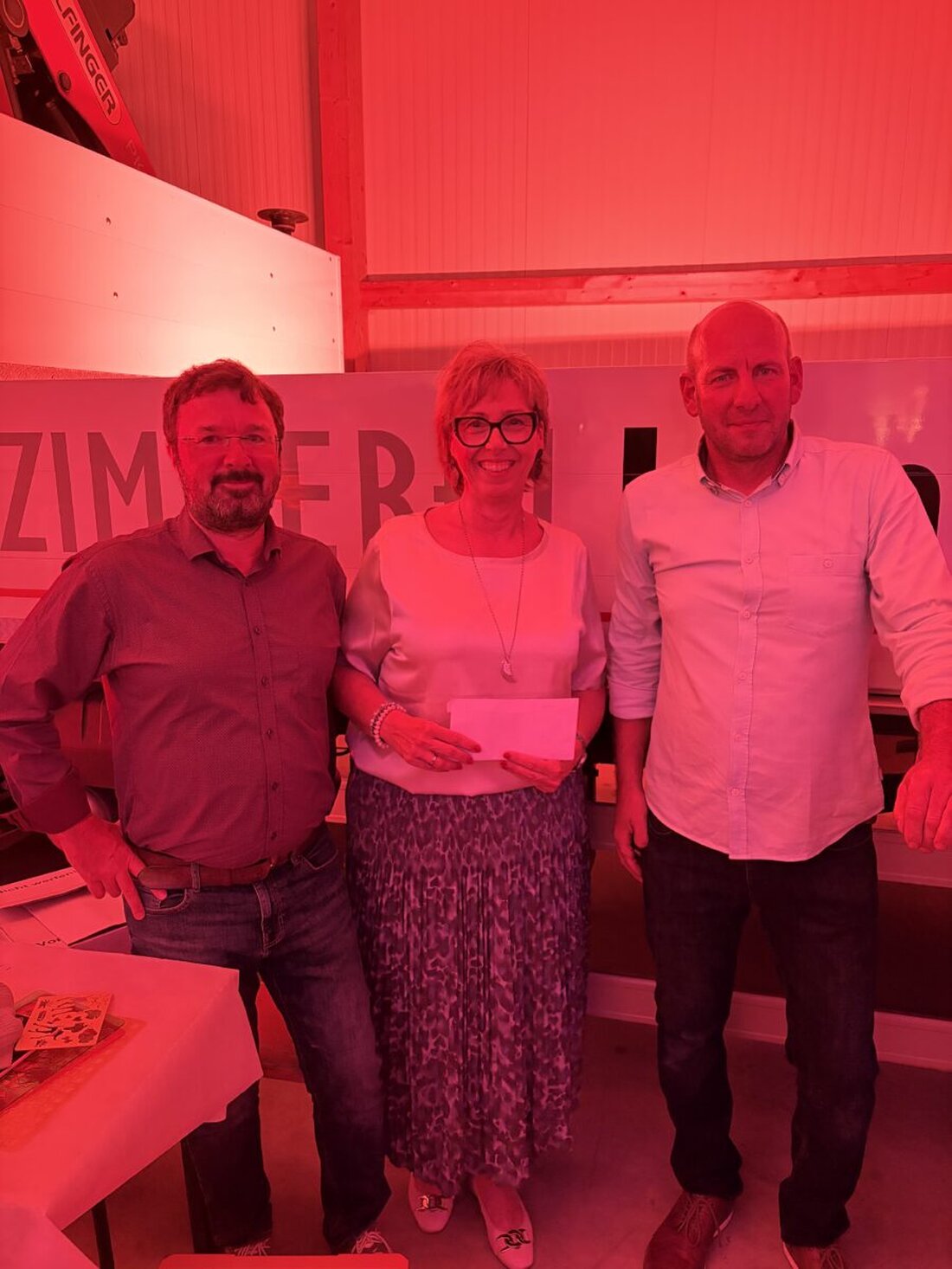 Konnersreuth. Zimmerermeister Markus Konrad verzichtete zu seinem 50. Geburtstag und dem 25-jährigen Firmenjubiläum auf Geschenke und sammelte 1.500 Euro für den Förderverein für Schwerkranke e.V.