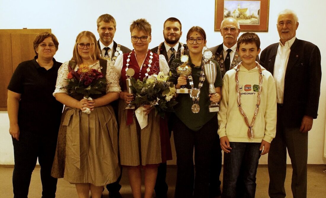 Neunkirchen. Doppelte Königswürde bei der Schützengesellschaft Freiheit: Thomas Lenkeit triumphierte mit Luftgewehr und Luftpistole, Lena Sperrer in der Jugend. Bei der Königsfeier gab es Pokalsiege und positive Halbjahresbilanz.