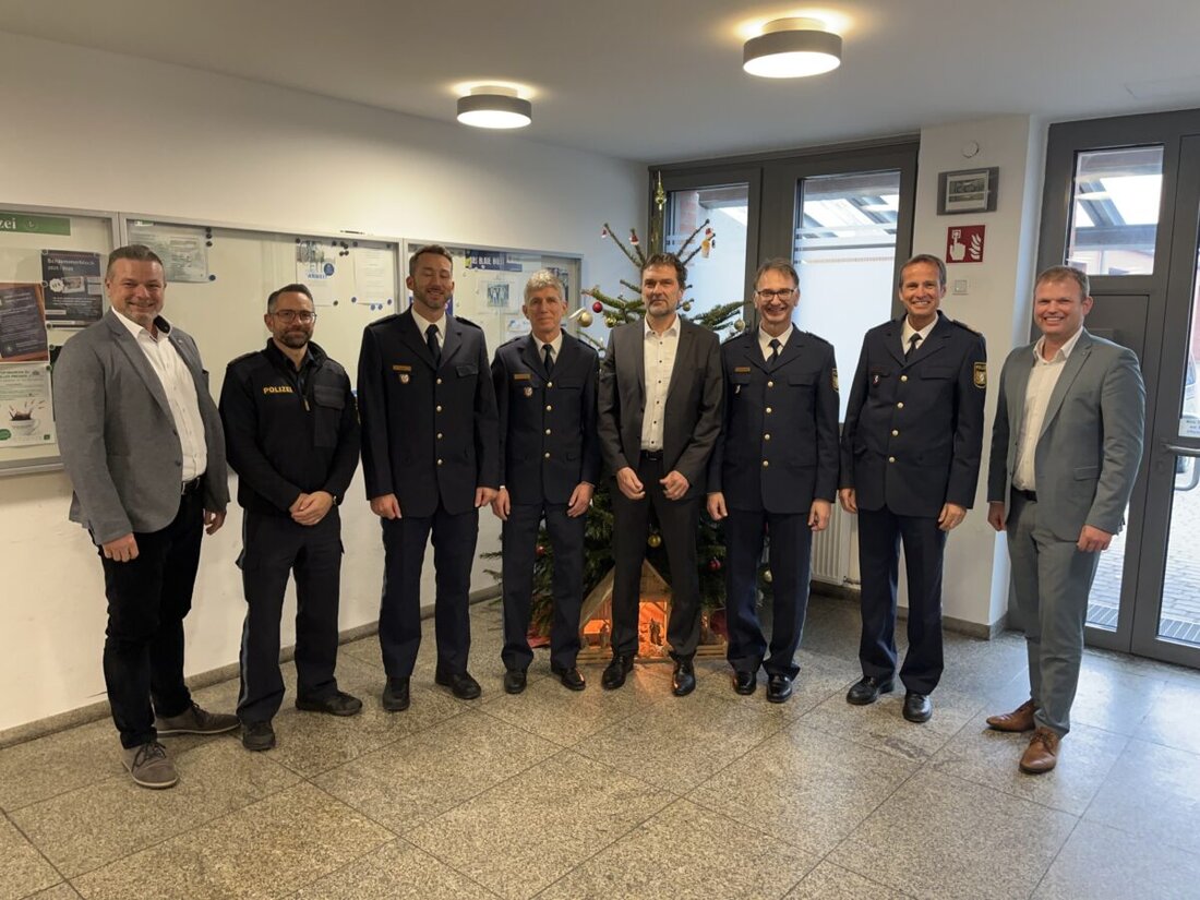 Amberg. Doppelter Wechsel bei der Polizei: Reiner Wiedenbauer und Bernd Groß übernehmen als stellvertretende Leiter die Kriminalpolizeiinspektion bzw. die Polizeiinspektion. Robert Fuchs führte beide am 19. Dezember 2025 ins Amt.