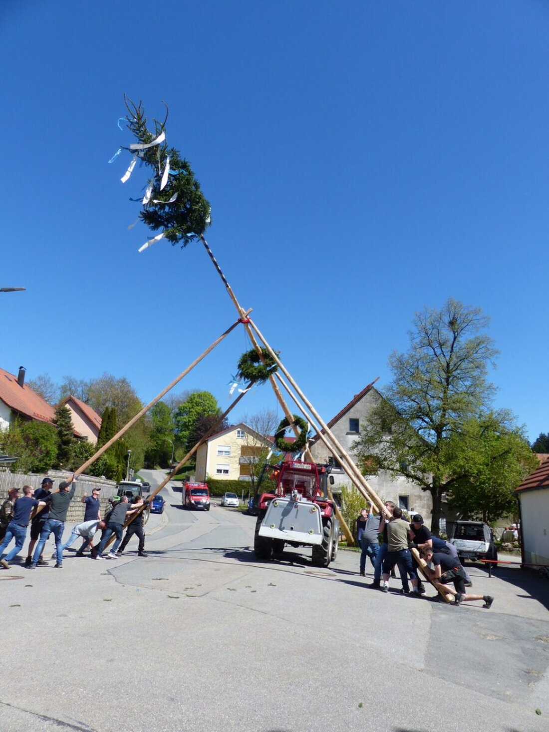 Döllnitz. Ein 22 Meter hoher Maibaum schmückt wieder die Dorfmitte neben dem Dorfkreuz. Gestiftet von der Familie Braun aus Tanzmühle, wurde er am 1. Mai von der Wehr mit Schwalben und Bulldog aufgerichtet und danach gefeiert.