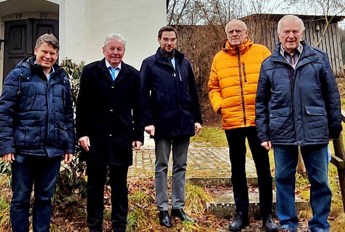 Weiden/Tröglersricht. Seit 140 Jahren prägt die Kapelle das Dorf und wird nun umfassend saniert. Stadt, Bezirk und Stiftungen stemmen rund 280.000 Euro; für Skulpturen fehlen noch 22.000 Euro. Bis Pfingsten soll alles glänzen.