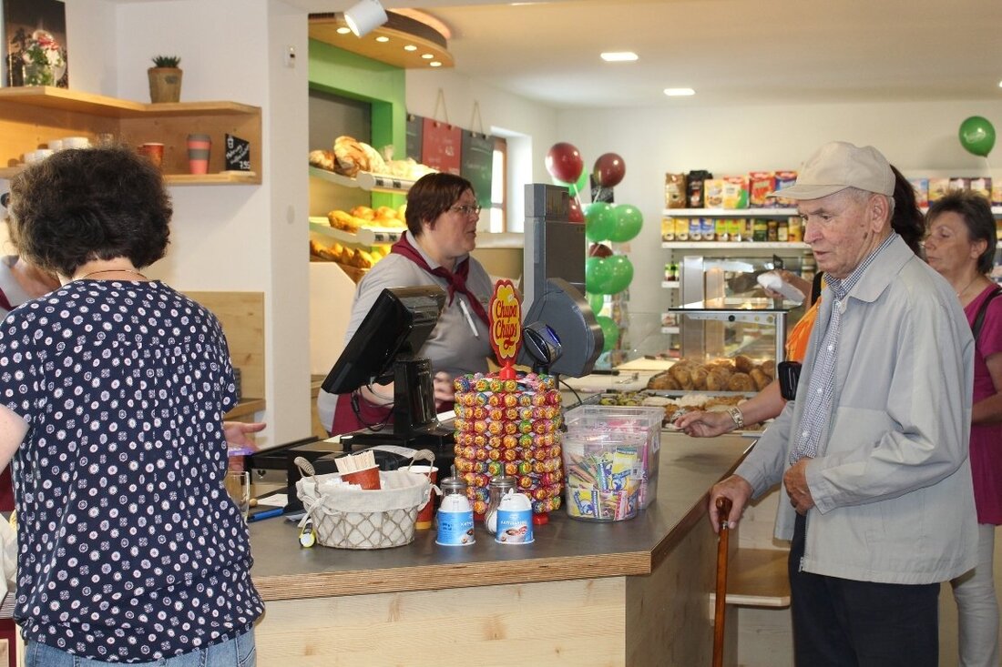 Schwarzenbach. Der Dorfladen Schwarzenbach ist offiziell eröffnet. Das Gemeinschaftsprojekt von Bürgern für Bürger belebt den Ortskern neu und schon heute und die letzten Tage ließen die Schwarzenbacher es spüren: Sie [&hellip;]