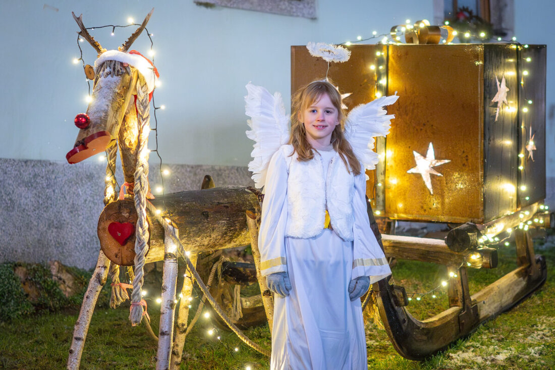 Beidl. Am 21. Dezember 2025 lädt der Oberpfälzer Waldverein zur 19. Dorfweihnacht im Buslhof ein. Das ganze Dorf hilft mit, ab 18 Uhr gibt es Musik und Köstlichkeiten; der Erlös unterstützt die Feuerkinder Tansania.