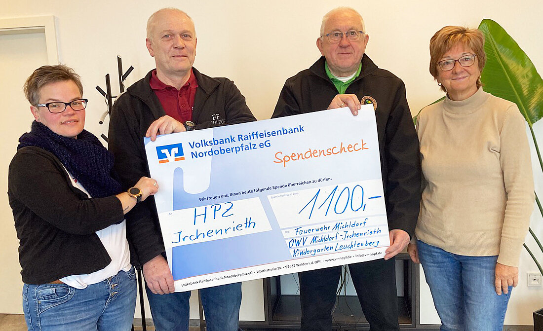 Michldorf. Die dritte Dorfweihnacht lockte viele Besucher an und erbrachte 1.100 Euro. Den Scheck nahm Brigitte Krause für das HPZ Irchenrieth entgegen; die Spende finanziert Ausflüge und Kulturangebote für die Werkstätte.