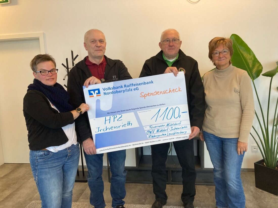 Michldorf/Irchenrieth. Die dritte Dorfweihnacht im Pfarrhof begeisterte mit Speisen, Musik und Perchten. 1.100 Euro gehen an das Heilpädagogische Zentrum Irchenrieth und fördern Ausflüge der Werkstatt.