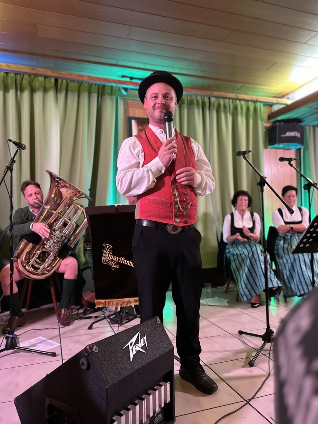 Neustadt/WN. Mit einem Kirchweihauftakt, wie er im Buche steht, ist am Freitagabend die traditionelle Neustädter Dotsch-Kirwa im Gasthaus "Zum Weißen Rößl" bei Familie Walbert eröffnet worden. Schon kurz nach Beginn war der Saal gefüllt – wer da war, durfte einen Abend erleben, wie ihn nur echte Volksmusik und gelebte Wirtshauskultur schaffen können.