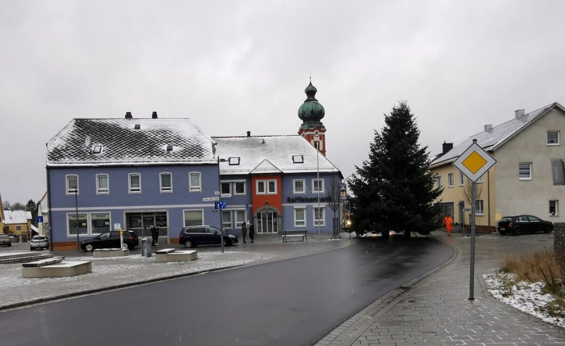Eslarn. Eine zwölf Meter hohe Douglasie, gespendet von Anna und Siegfried Reindl, ziert seit Donnerstag den Tillyplatz. 