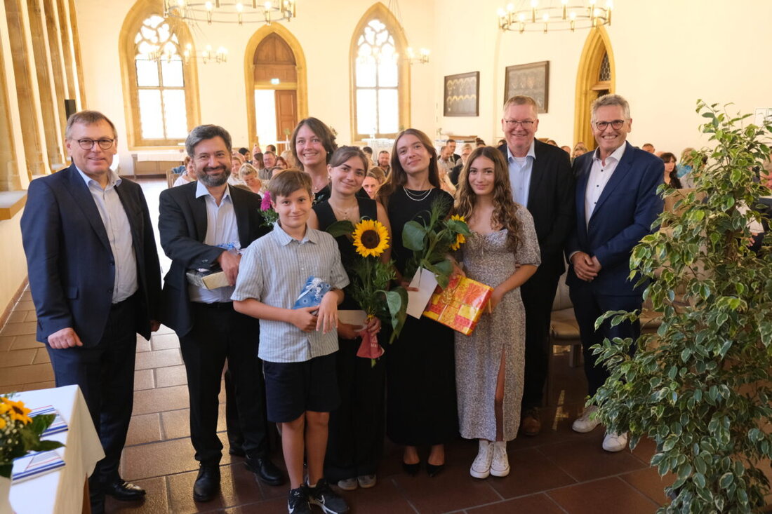 Amberg. Dr. Ahmet Mestan ist der neue Chefarzt der Klinik für Unfallchirurgie, Orthopädie und Handchirurgie im Klinikum Amberg. Er will Hand- und Fußchirurgie ausbauen sowie ein Wirbelsäulenzentrum etablieren. Er bringt umfangreiche Erfahrung aus Weiden und zielt auf weitere Zertifizierungen, unterstützt von einem starken Team.