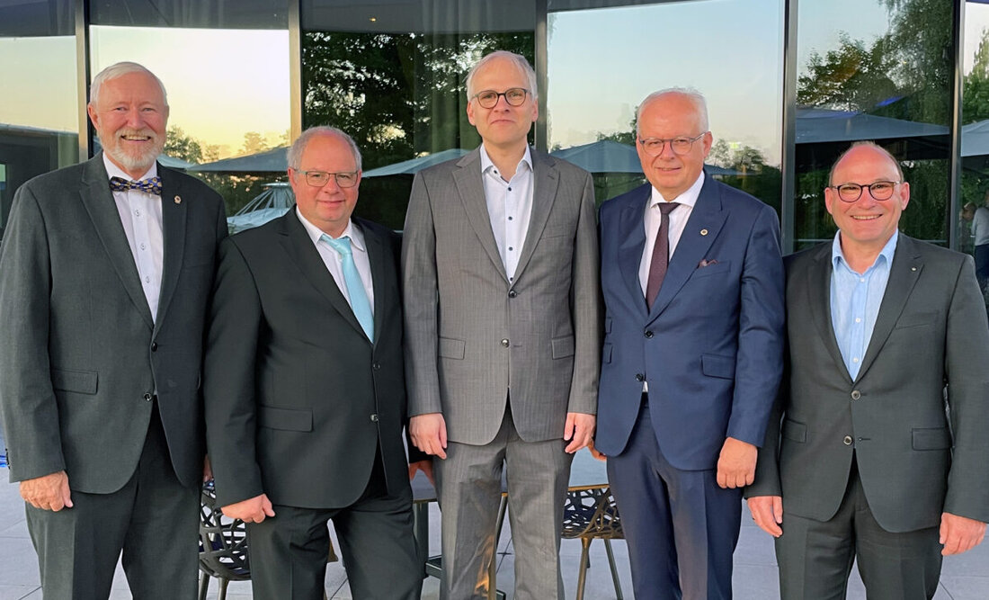 Weiden. Dr. Franz Wach ist der neue Präsident des Lions Clubs Weiden, übernommen von Elmar Grosser. Das Lions-Hilfswerk Weiden e.V. verzeichnete 2024 Spendenausgaben von über 83.000 Euro.