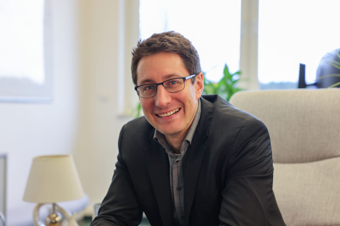 [Advertorial] Grafenwöhr. Die Deutsche Wertpapiertreuhand hat den Oberpfälzer Finanzwissenschaftler 2023 als Senior Partner und Vermögensverwalter engagiert. Jetzt gründete Dr. Matthias Bernhardt in Grafenwöhr ein Finanzplanungsunternehmen und eine Asset-Management-Gesellschaft.