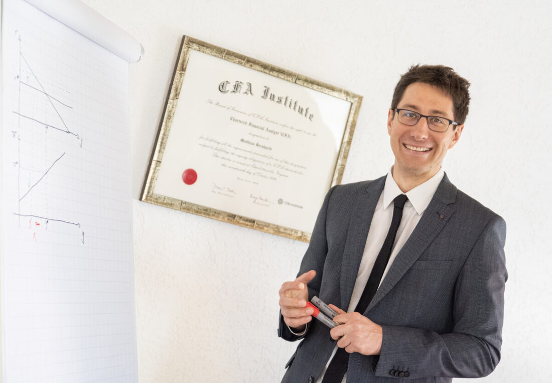 [Advertorial] Grafenwöhr. Mathematische Investmentstrategien sind präzise, emotionslos – und für viele Privatanleger ein Buch mit sieben Siegeln. Doch was passiert eigentlich im Hintergrund eines Fonds, der nicht nach Bauchgefühl, sondern nach klaren wissenschaftlichen Modellen gesteuert wird? Diese Frage beantwortet ein außergewöhnliches Webinar, das direkt aus der Region kommt: „Bernhardt Capital Global Fund: Inside the Code – Live-Einblick ins Fondsmanagement“.