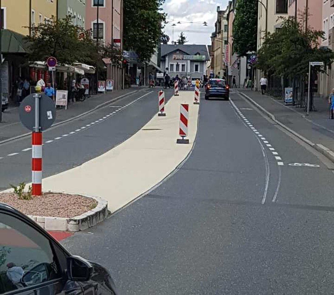 Weiden. Alles anders in der Dr.-Pfleger-Straße und Sedanstraße seit der Umgestaltung. Was hältst du von der Maßnahme?  Ob in den sozialen Medien oder direkt vor Ort: Der neue Mittelstreifen und [&hellip;]