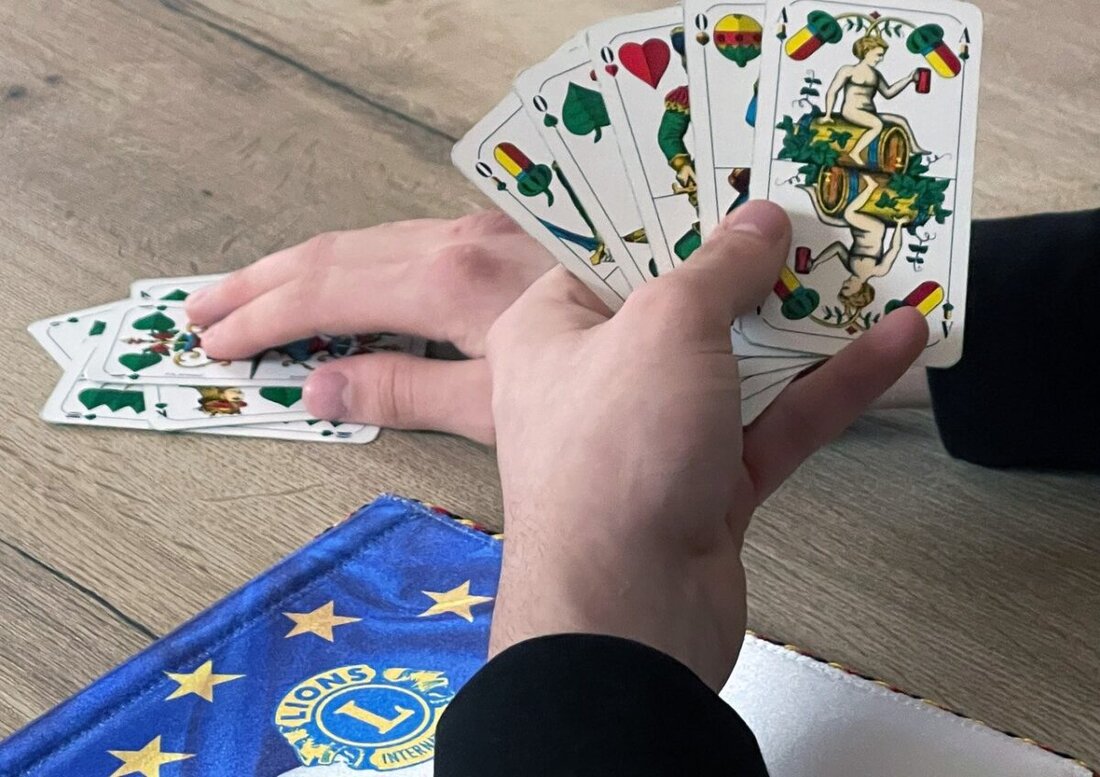 Neustadt/WN. Drei Lions Clubs aus Weiden und Neustadt/WN laden zum Benefiz-Preisschafkopf ein. Das Turnier steigt am Freitag, 23. Januar 2026, in der Stadthalle; Einlass ab 18 Uhr, Spielbeginn ab 19 Uhr, Anmeldung nicht nötig.