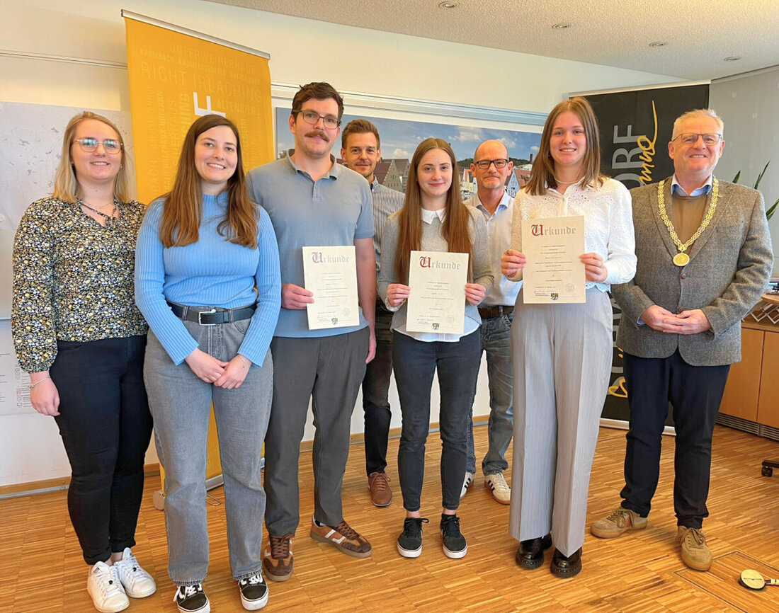 Schwandorf. Die Stadt gratuliert drei Nachwuchskräften zu bestandener Qualifikationsprüfung und zur Ernennung zu Beamten auf Probe und setzt sie in Bauamt, Kämmerei und Einwohnermeldeamt ein.