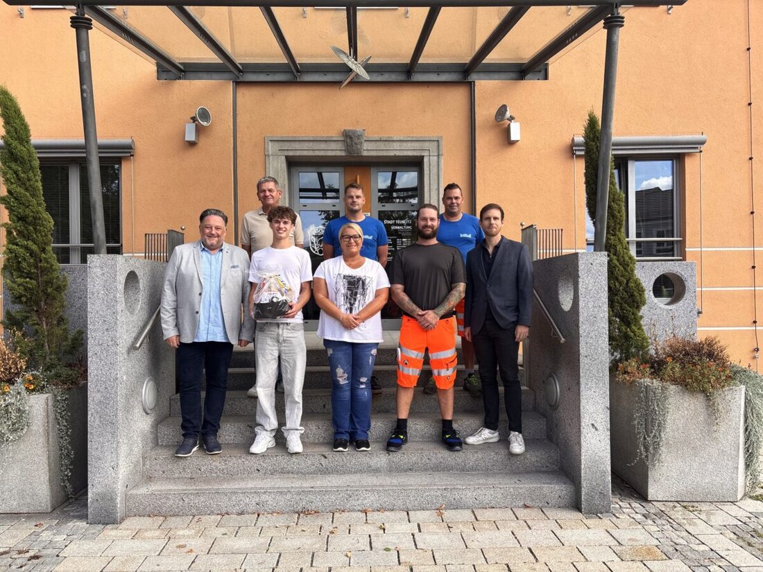 Teublitz. Zum 1. September 2026 starten drei neue Kräfte bei der Stadt: Leonhard Zenger beginnt seine Ausbildung, Patrick Mailbeck verstärkt den Bauhof, Kathrin Steger hilft in der Schulmensa. Bürgermeister Thomas Beer hieß sie willkommen.