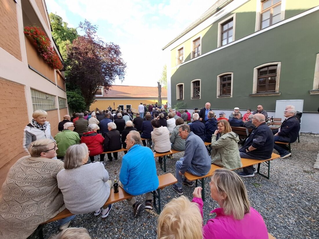 Eslarn. Beim musikalischen Sommerabend des SPD-Ortsvereins am Marktplatz sorgte das Akustik-Duo D'Hans und I für beste Stimmung. Zahlreiche Besucher feierten bei Sommerwetter, Helfer versorgten mit Getränken und Bratwurstsemmeln.