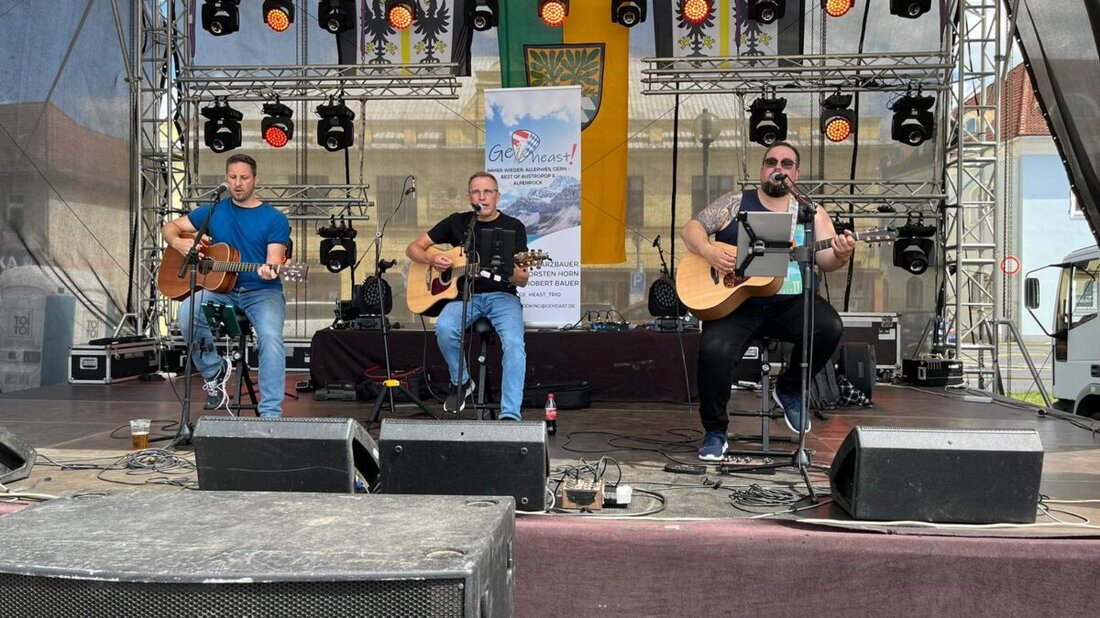 Altenstadt an der Waldnaab. Am 21. Juli 2026 lädt die dritte Serenade ab 19 Uhr auf der Altenstädter Piazza zu Austropop ein: Ge Heast! präsentiert Klassiker und neue Hits akustisch, bei Regen in der Grundschulturnhalle.