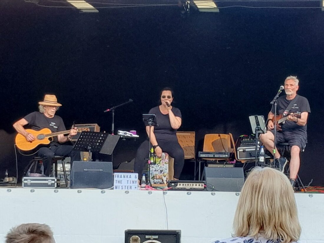 Floß. Bei der dritten Sommerserenade in der Freizeitanlage Mühlpaint feierten rund 250 Gäste einen Konzertabend unter freiem Himmel mit Franka & The Tiny Mister. Stimmung und Sommerlaune waren bestens.