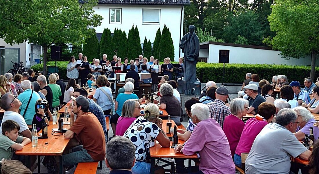 Schirmitz. Der Dorfplatz verwandelte sich beim dritten Schirmitzer Dorfsingen in eine große Freilichtbühne. Nahezu 400 Besucher kamen in die Ortsmitte, sangen bekannte Melodien mit und sorgten gemeinsam mit den Mitwirkenden für eine stimmungsvolle Sommerveranstaltung.