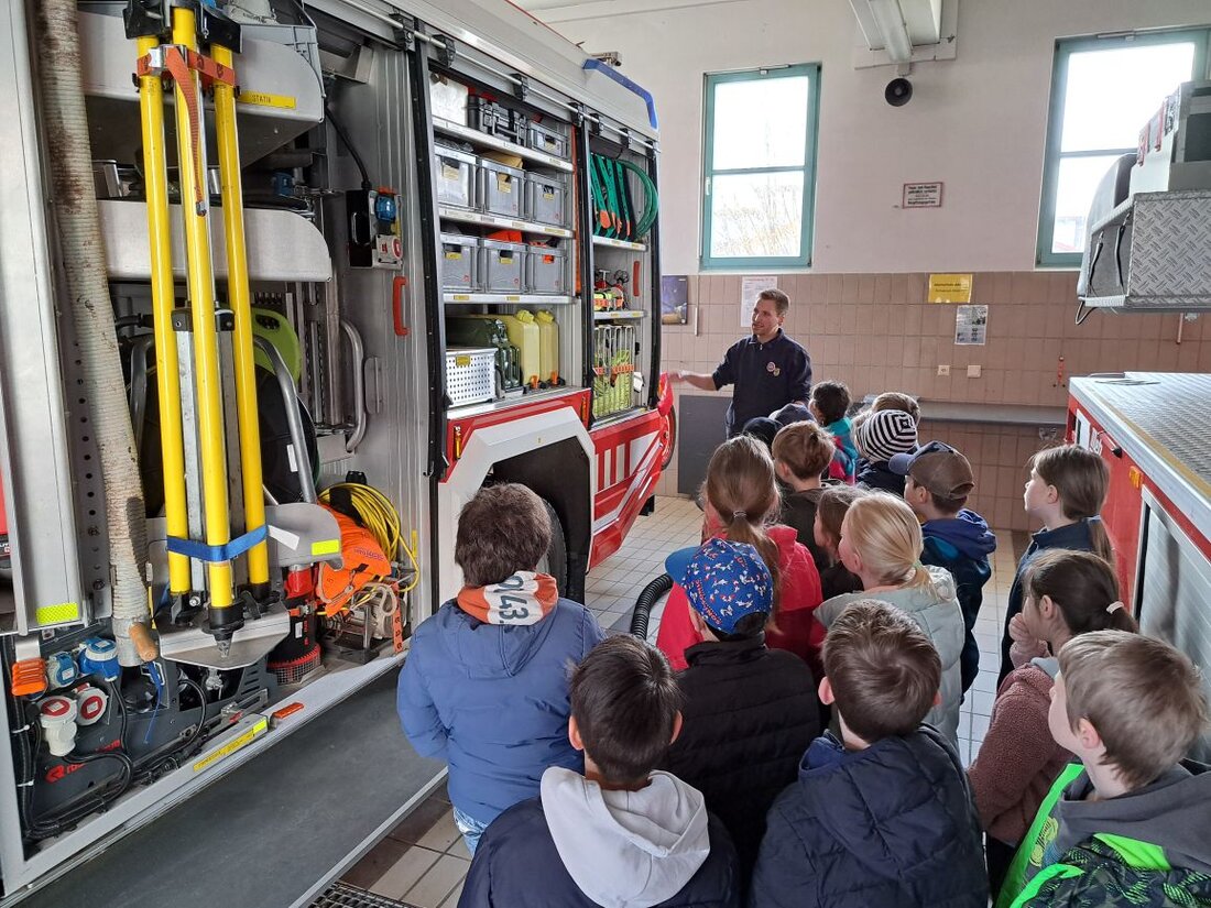 Erbendorf. Die beiden dritten Klassen der Grund- und Mittelschule besuchten die freiwillige Feuerwehr. Sie entdeckten Fahrzeuge und Ausrüstung, lernten Regeln im Brandfall und das Absetzen eines Notrufs.