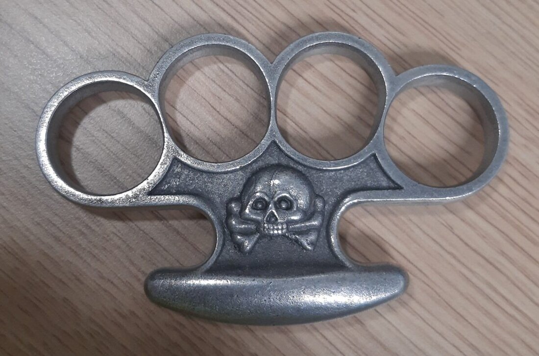 Waidhaus. Bei Grenzkontrollen an der Autobahn A6 beschlagnahmte die Bundespolizei Waidhaus Drogen und einen Schlagring bei einem Busreisenden. Der 32-jährige Italiener, unterwegs von Prag nach Amsterdam, wurde wegen Verstößen gegen das Konsumcannabis- und das Waffengesetz belangt.