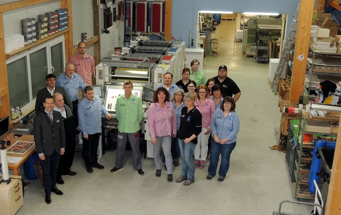 Grafenwöhr. Bei der Druckerei Hutzler rotiert künftig eine moderne Vierfarb-Offset-Druckmaschine für Großformate. Im neuen Erweiterungsbau, gaben Tanja und Bernd Hutzler, Seniorchef Hannes Hutzler gemeinsam mit Bundestagsabgeordneten Albert Rupprecht, Bürgermeister Edgar [&hellip;]