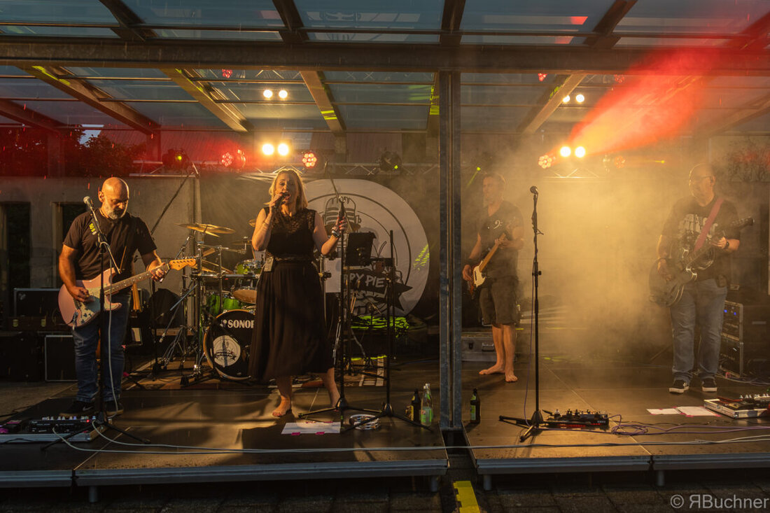 Altenstadt an der Waldnaab. Gewitter und Regen konnten die Sommerserenade nicht stoppen: „Dry Cherry Pie“ lieferte drei Stunden Rock pur, das Publikum sang, tanzte und feierte, während vor Ort beste Bewirtung Stimmung machte.