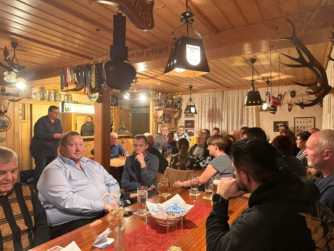 Dürnast. Beim "Mitnand red'n" Event in Dürnast diskutierten Bürger über Ortsthemen wie Verkehr und Infrastrukturverbesserungen, gelobt wurde die Aufwertung des Spielplatzes.