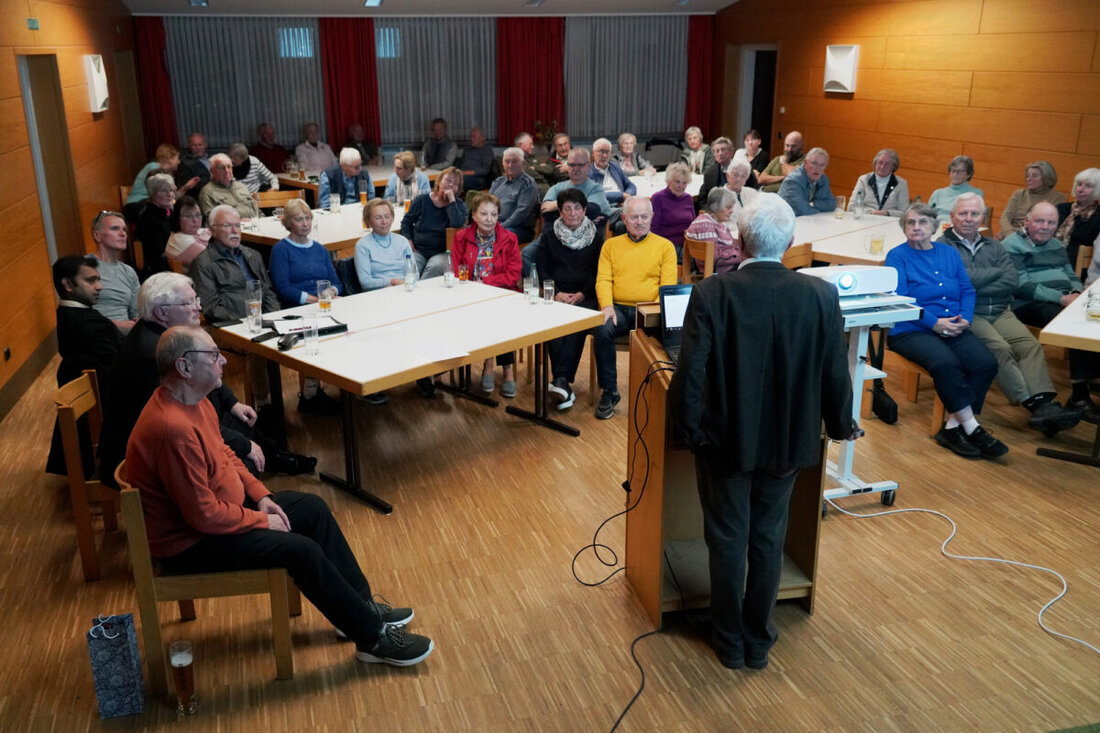 Weiden. Beim KAB-Vortrag 'Wald im Wandel' zeigte Forstdirektor a. D. Walter Schubach die Folgen von Dürre und Borkenkäfer auf: seit 2018 starben über 11.000 Hektar Wald. Hoffnung bietet der Waldumbau mit klimastabilen Arten.
