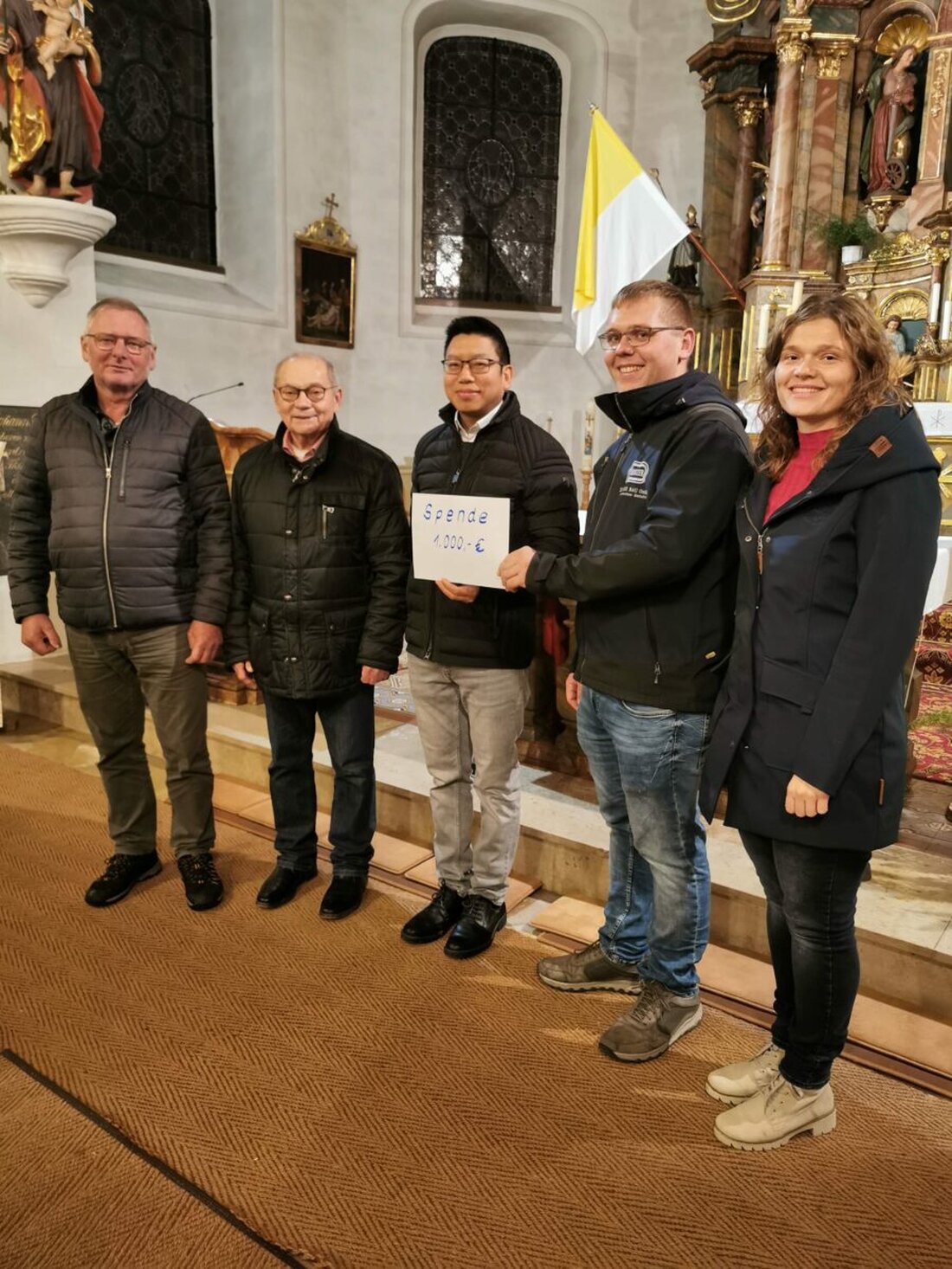 Thurndorf. Dunzer Bau unterstützt die Kalvarienbergkapelle am Kitschenrain: Mit Lastwagen-Kran half die Firma beim Austausch des maroden Jubiläumskreuzes. Zudem spendete sie 1.000 Euro für Reparaturen nach Einbruchsschäden.