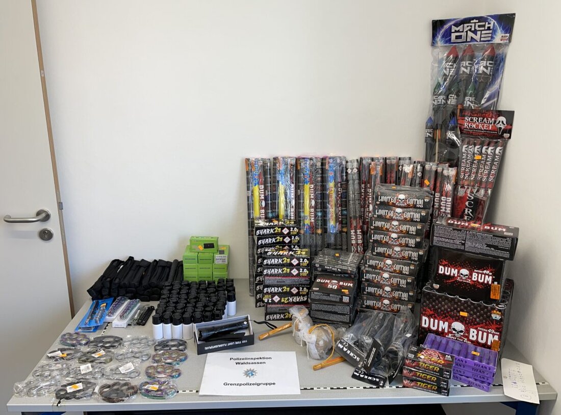 Waldsassen. Grenzpolizisten stoppten ein Auto und fanden ein ganzes Waffenarsenal mit mehr als 120 verbotenen Gegenständen. Zudem stellten sie über 600 nicht zugelassene pyrotechnische Gegenstände sicher.