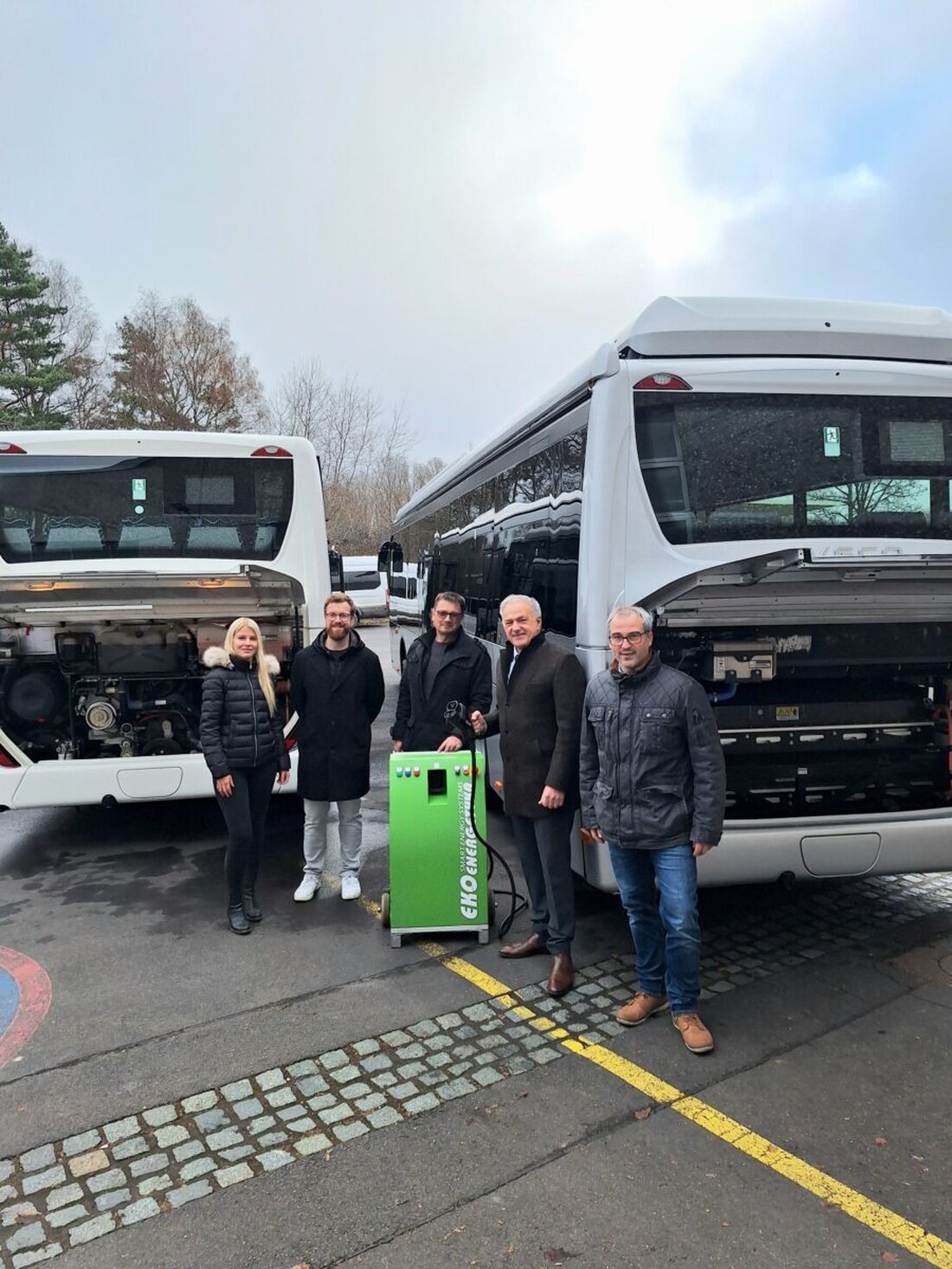 Tirschenreuth. Der Landkreis Tirschenreuth setzt einen weiteren Baustein seiner Strategie zur nachhaltigen Mobilität um: Gemeinsam mit der ESKA Stiftlandkraftverkehr GmbH startet diese Woche eine mehrtägige Testphase für den ersten vollelektrischen Linienbus im regulären Busverkehr.