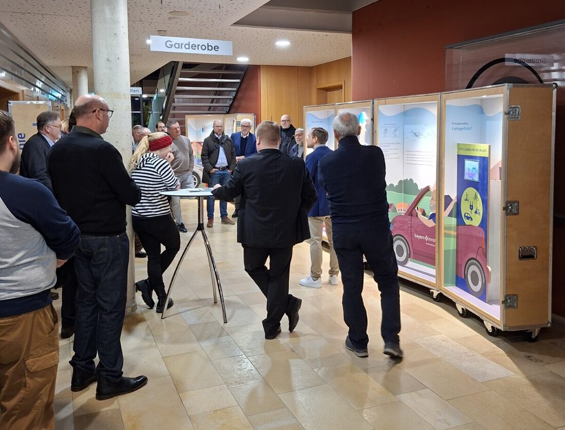 Burglengenfeld. Die E-Mobilitätsausstellung in der Stadthalle ist eröffnet und zog rund 30 Gäste an. Sie zeigt, wie E-Autos Klima und Geldbeutel schonen, räumt Mythen auf und informiert zu Laden, Kosten und Reichweite.