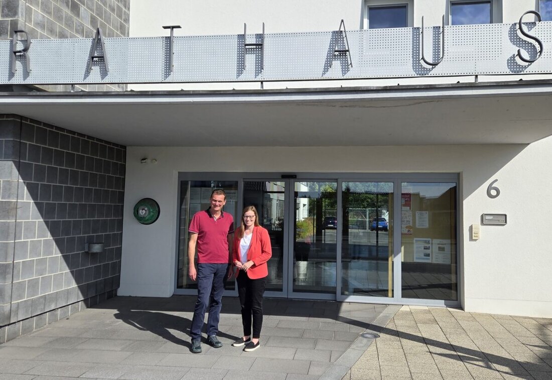 Altenstadt. SPD-Landtagsabgeordnete Nicole Bäumler besuchte Ernst Schicketanz und informierte sich über die Altlastensanierung des Beyer-Bleikristall-Geländes, Ganztagsbetreuung und die EFRE-Förderung von acht Millionen Euro.