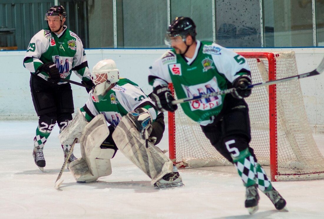 Mitterteich. Für die Dragons war das Ziel beim Auswärtsspiel in Regensburg klar: Kämpfen und siegen. Dabei verhießen zwei Reihen Mitterteicher gegen drei Reihen auf Seiten der Gastgeber eigentlich wenig Gutes. [&hellip;]