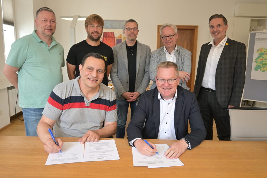 Amberg. Die Betreiberschaft für die Eishalle Amberg geht ab dem 1. September 2025 an den ERSC Amberg e.V. über. Die feierliche Vertragsunterzeichnung fand im Rathaus statt.