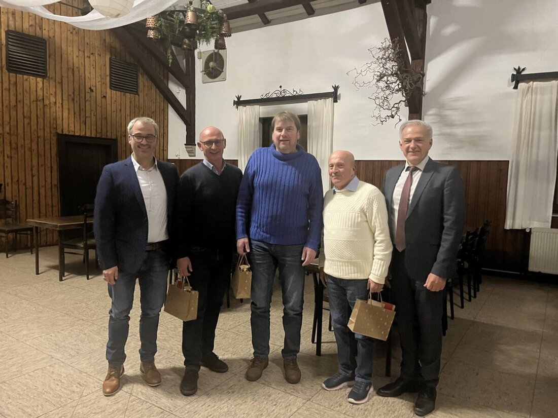 Konnersreuth. Die Weihnachtsfeier der Eska Stiftlandkraftverkehr GmbH brachte Dank und Anerkennung. Landrat Roland Grillmeier lobte die Belegschaft; die Firma spendete 1.000 Euro und ehrte langjährige Mitarbeiter.