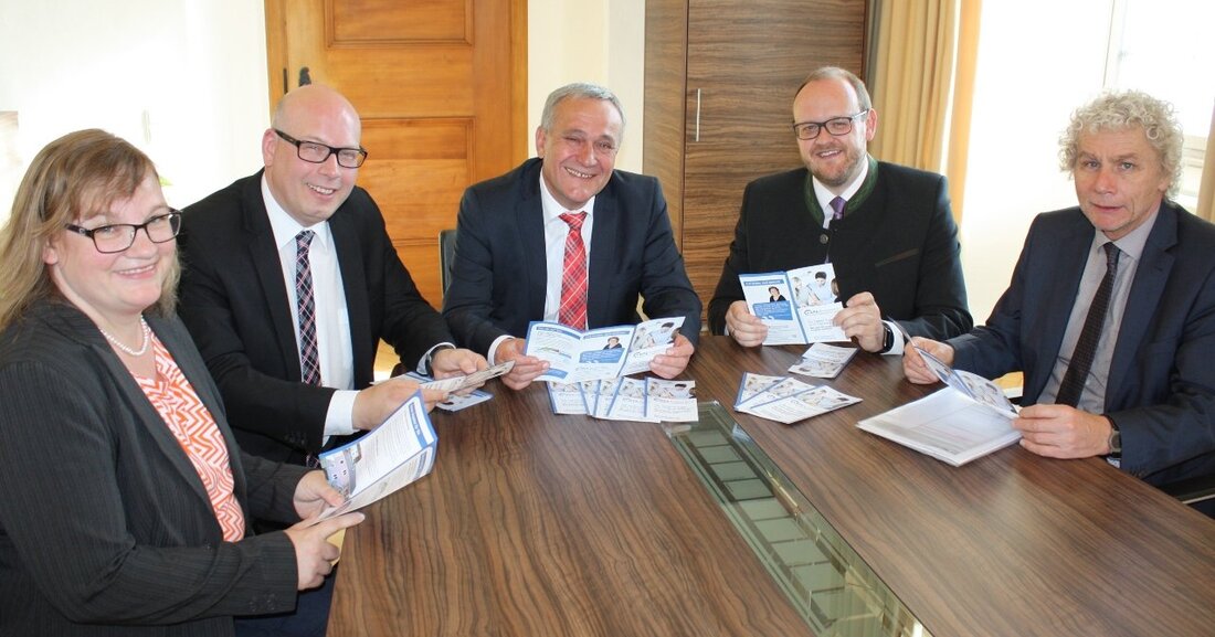 Neustadt/WN. Geschäftsführer Matthias Rösch vom „etz Nordoberpfalz“ stellte Landrat Andreas Meier, seinem Tirschenreuther Kollegen Wolfgang Lippert und Weidens Oberbürgermeister Kurt Seggewiss den neuen Flyer für die kostenlose und neutrale Bürgerenergieberatung [&hellip;]