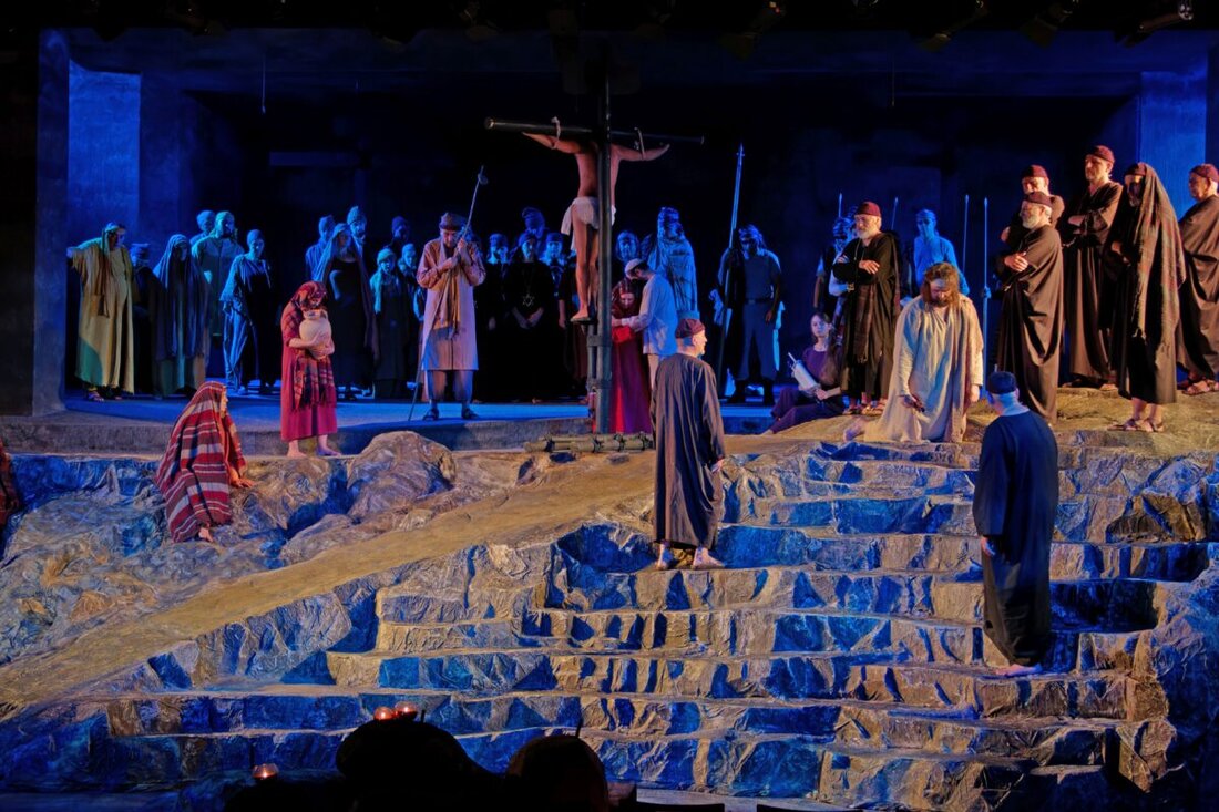 Tirschenreuth. Ab 2. November startet der Ticketverkauf für die Tirschenreuther Passion 2027, die als EUROPASSION im Kettelerhaus aufgeführt wird. Acht Aufführungen, Tickets zu 28 Euro vorn und 25 Euro dahinter.