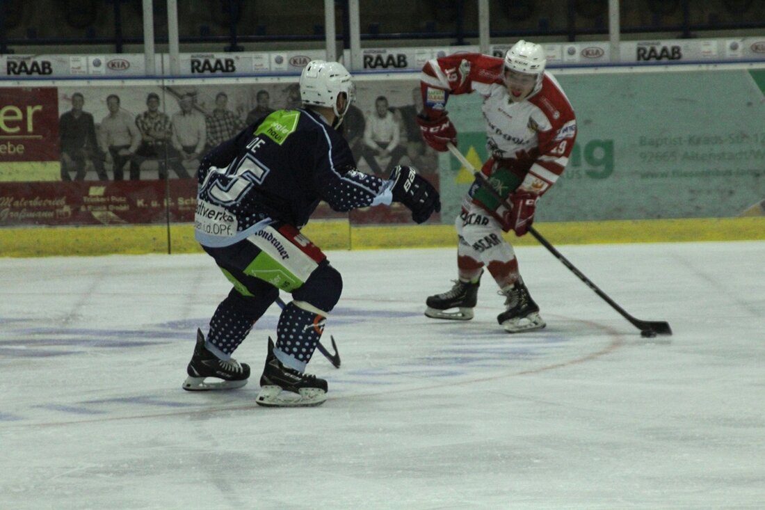 Weiden. Die Blue Devils Weiden kassieren gegen die Eisbären im Oberpfalzderby eine verdiente 1:4-Pleite. Der Meisterschaftsaspirant holt damit seinen sechsten Erfolg im sechsten Saisonspiel. Von Chris Sternitzke Die Gäste aus [&hellip;]